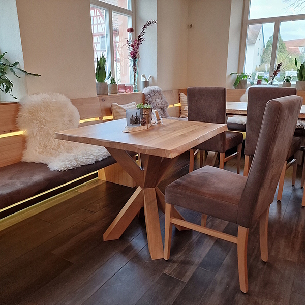 Tisch Massivholz, Massivholztisch, Tischplatte mit Waldkante, Polsterstühle