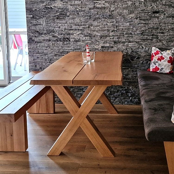 Tisch Massivholz, Massivholztisch, Tischplatte mit Waldkante, Polsterbänke