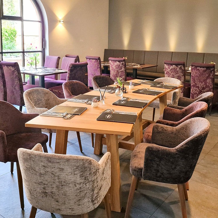 Gastronomieeinrichtung, Massivholztisch, Tisch mit Rundung, Polstersessel, Polsterbänke, Gastronomieeinrichtung, Hoteleinrichtung