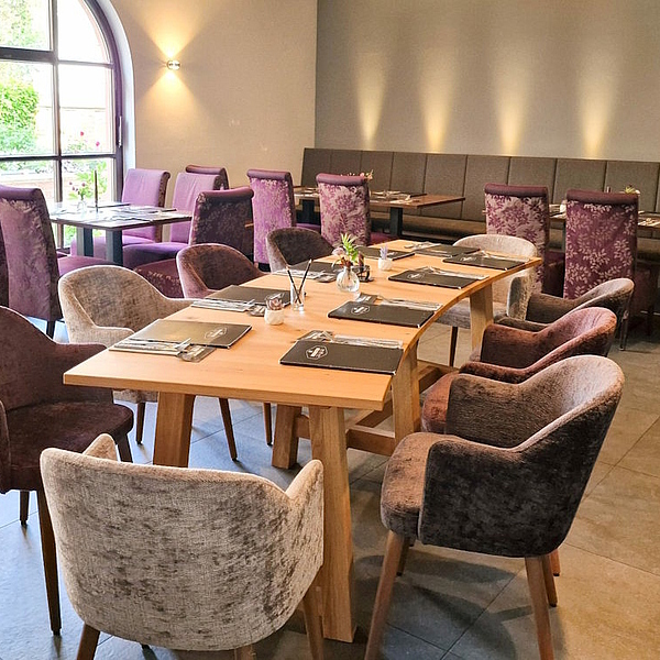 Gastro Tisch Massivholz, Polstersessel, Tisch mit Rundung, Altholz