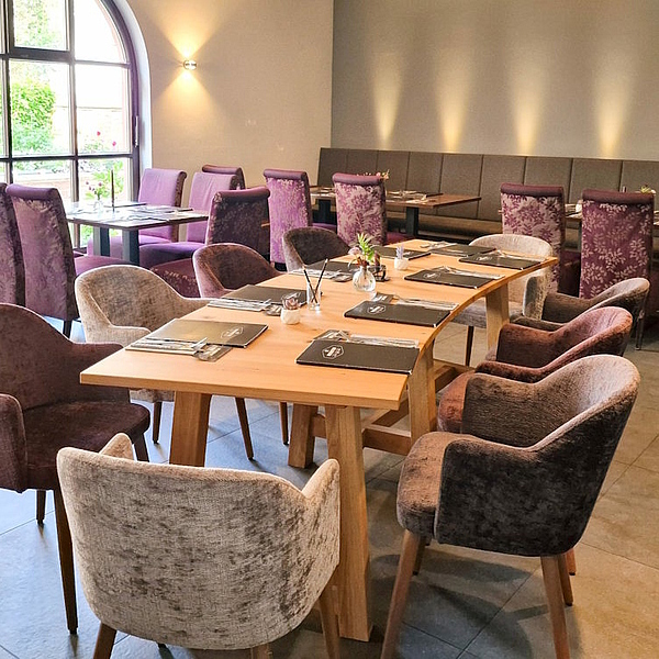 Tisch Massivholz, Gastro Tisch Massivholz, Gastro Stühle, Polsterstühle, Tisch mit Rundung