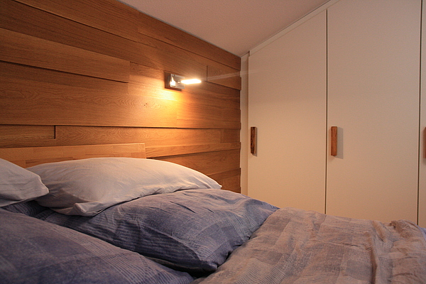 Wandverkleidung hinter dem Bett, Schlafzimmerrückwand, Rückwand hinter dem Bett Holz