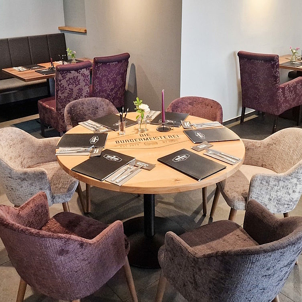 Gastro Tisch Massivholz, Polstersessel, Tisch mit Rundung, Massivholz, Logo eingefräst