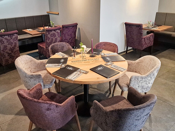 Tisch Massivholz, Gastro Tisch Massivholz, Gastro Stühle, Polsterstühle, Tisch mit Rundung, Massivholz Eiche, Logo Fräsung