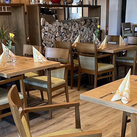 Raumteiler, Raumteiler aus Holz, Holzscheite, Raumteiler für die Gastronomie, individuelle Raumteiler, Gastro Raumteiler