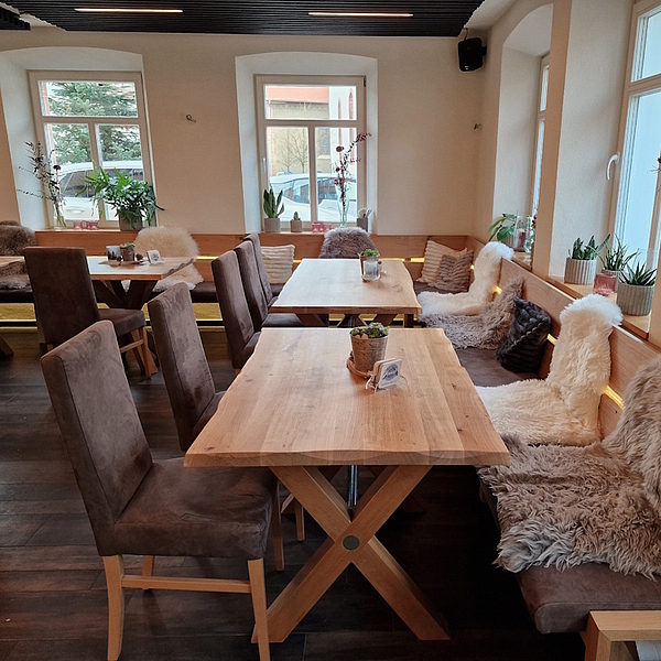 Tisch Massivholz, Massivholztisch, Tischplatte mit Waldkante, Polsterstühle