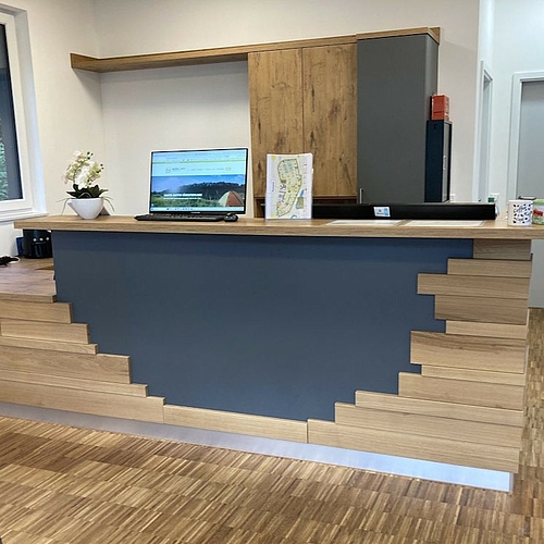 Maßgefertigte Gastrotheke aus dem Thekenbau nach Maß der Schreinerei Hofmann Kreuzwertheim im Natur & City Camping Ellwangen.