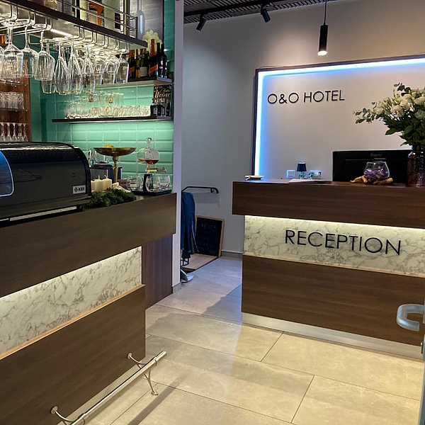 Gastro Theke, Gastro Thekenfront, Gastro Thekenverkleidung mit Spaltholz, Gastro Theke Holz