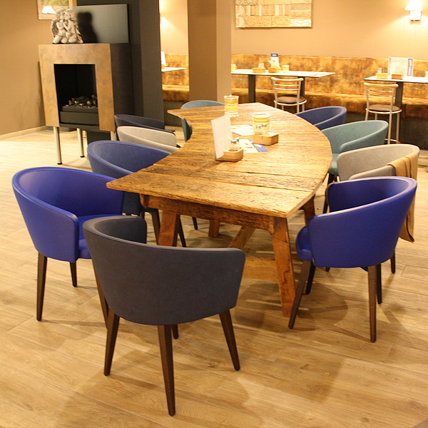 Tisch Massivholz, Gastro Tisch Massivholz, Gastro Stühle, Polsterstühle, Tisch mit Rundung