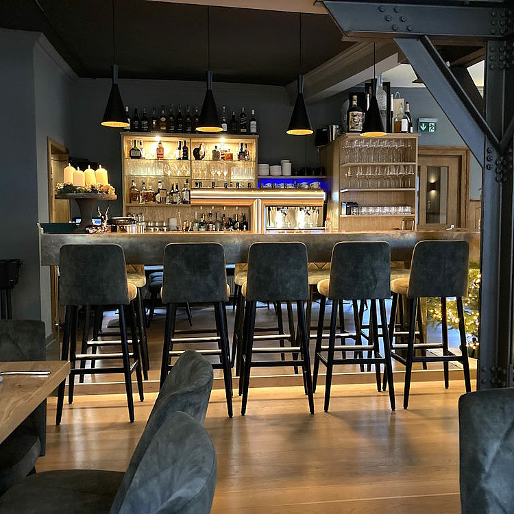 Gastronomieeinrichtung, Polstermöbel, Polsterbänke, Polsterstühle, Polstersessel, Polsterbarhocker, Gastro Rückschränke, Gastro Theken